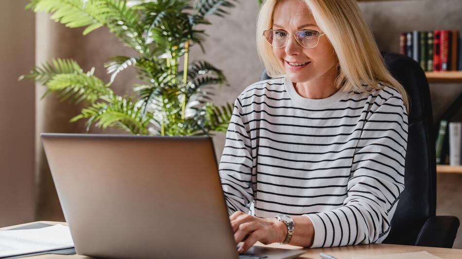 Frau am Laptop