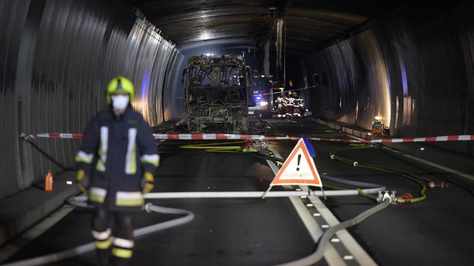 Deutscher Bus im Bernardino-Tunnel in Brand geraten