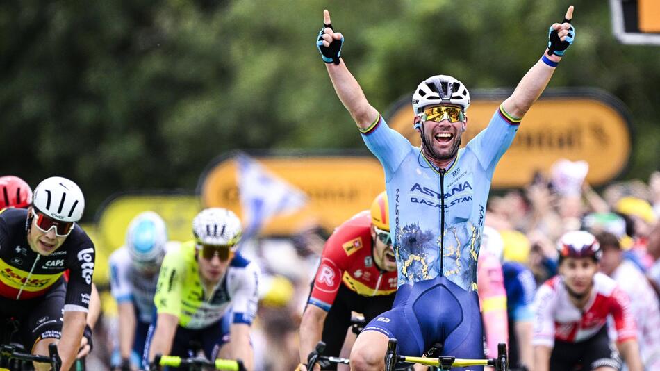 Mark Cavendish jubelt nach seinem Etappensieg bei der Tour de France.