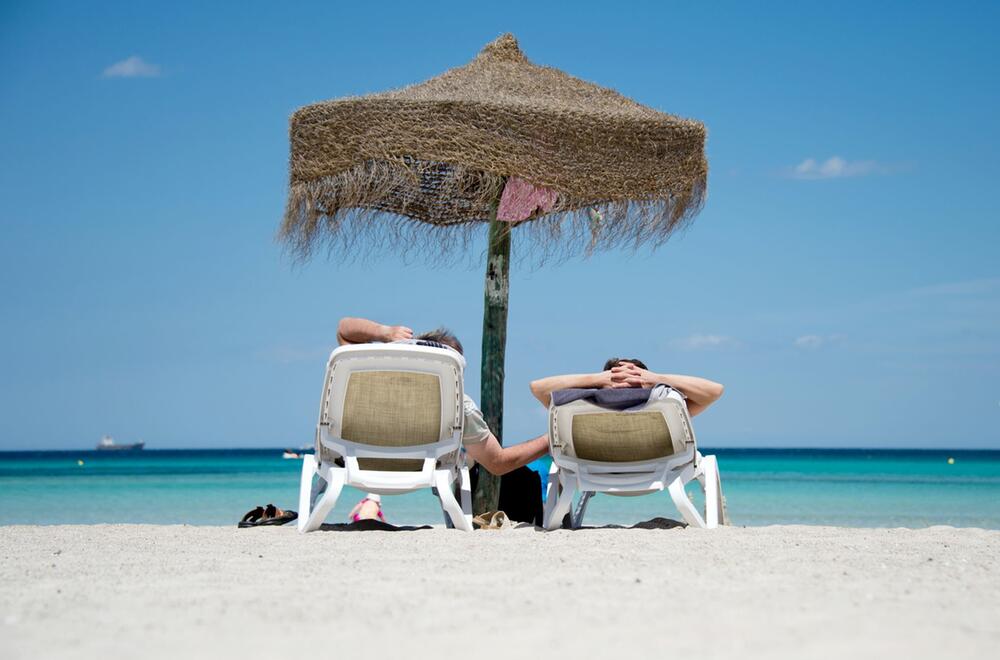 Urlauber liegen am Strand