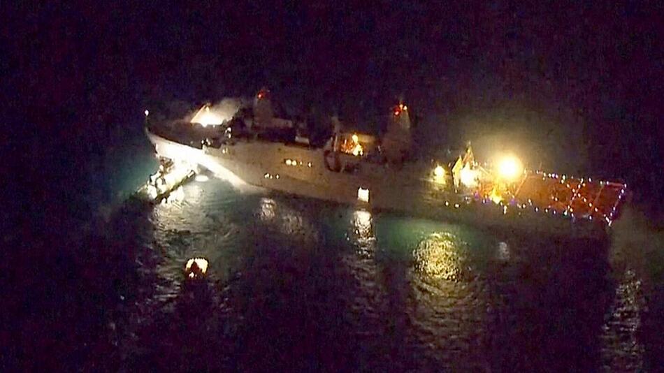 US-Marineschiff in Flammen: Zwei Verletzte bei Brand vor Küste Japans
