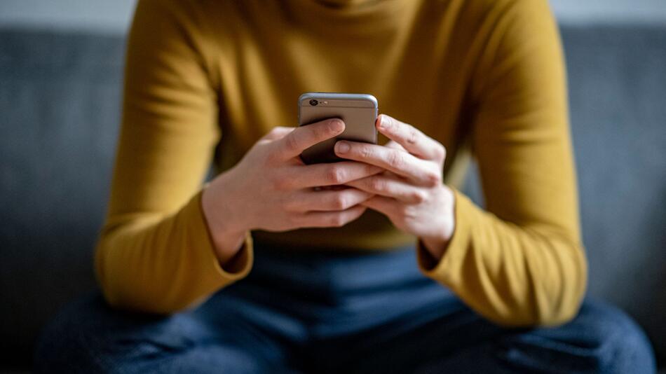 Person hält ein Smartphone in den Händen