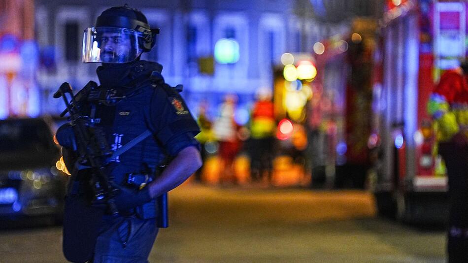 Einsatzkräfte bei möglicher Explosion