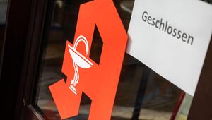 Apotheke mit einem "Geschlossen"-Schild