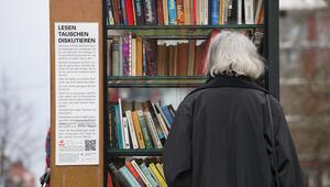 Frau vor Bücherschrank