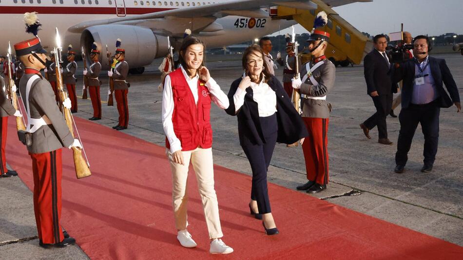Königin Letizia (l.) und die stellvertretende Aussenministerin María Luisa Ramírez am Flughafen ...