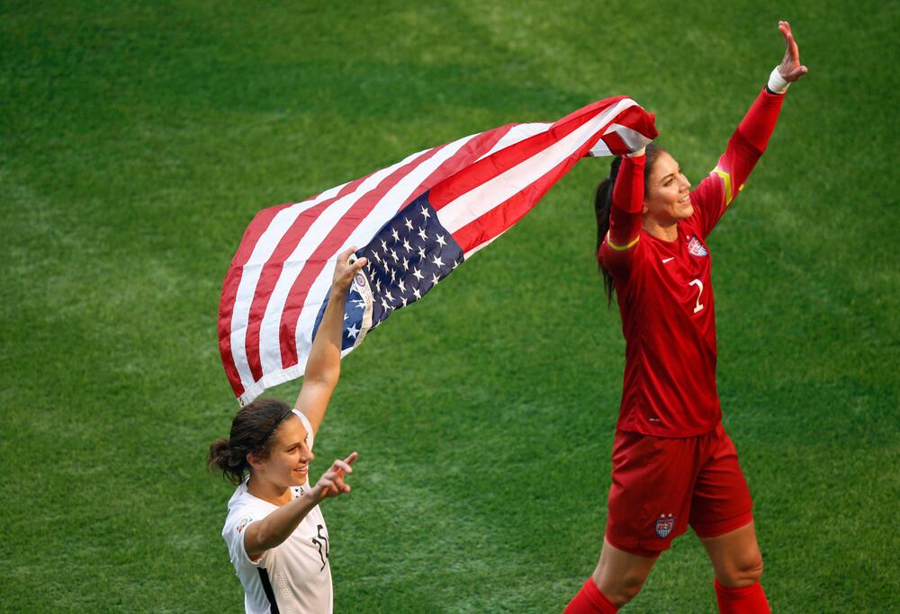 Carli Lloyd (links) und Hope Solo (rechts) feiern den WM-Sieg 2015