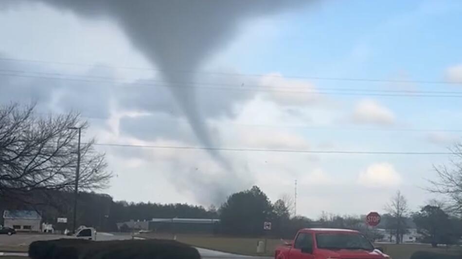 Wahnsinn: Unglaubliche Aufnahmen von einem Tornado