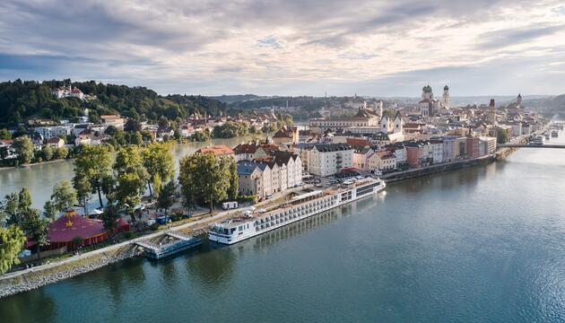 Flusskreuzfahrtschiff an einer Anlegestelle in Passau