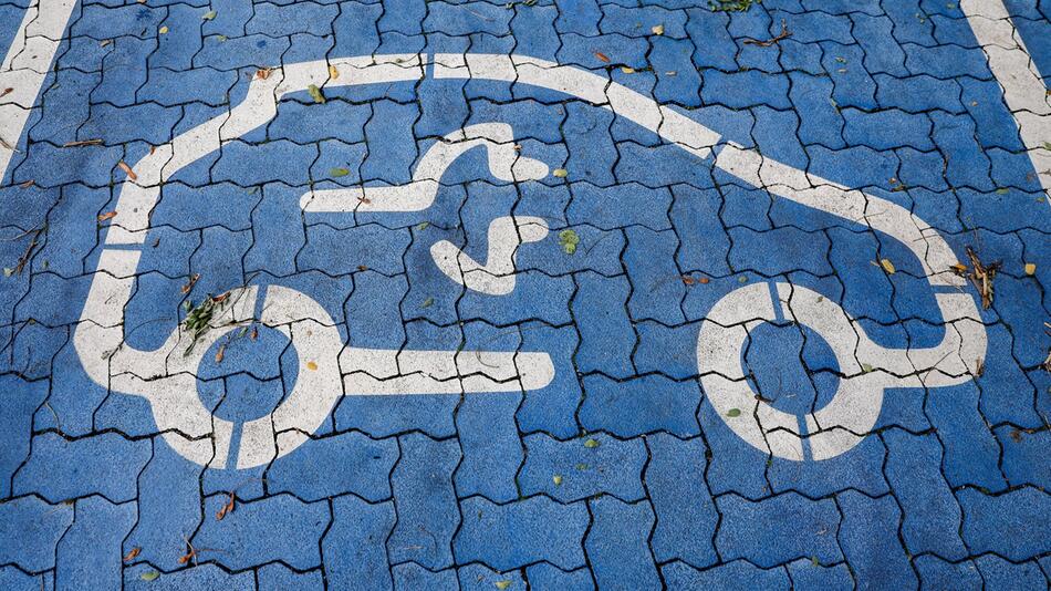 Elektromobilität – Parkplatz an Schnellladesäule