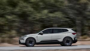 Der neue Polestar 4 SUV auf einer Strasse