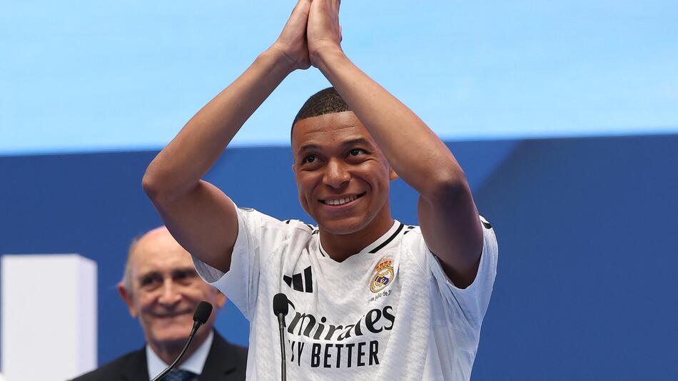 Kylian Mbappe grüsst während seiner Präsentation bei Real Madrid ins Publikum