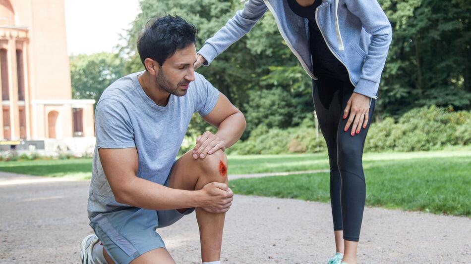 Ein Mann mit einer Schürfwunde am Knie