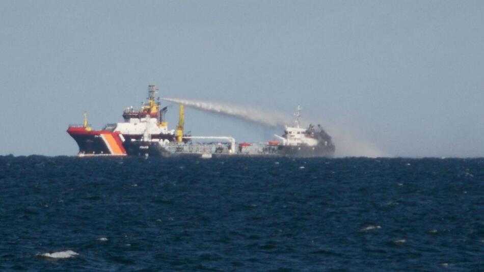 Grosseinsatz auf Ostsee: Brennender Öltanker vor Heiligendamm