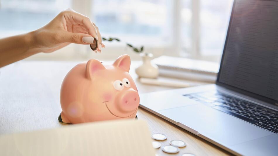 Sparschwein auf einem Bürotisch