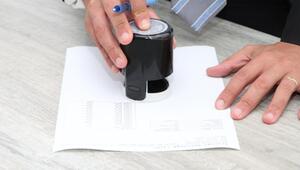 Eine Person stempelt ein Dokument ab. Für eine Wärmepumpe können mehrere Genehmigungen nötig sein.
