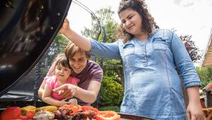 Eine Familie grillt zusammen