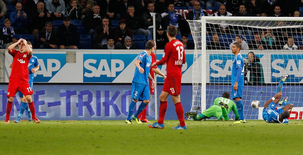 Leverkusens Stefan Kiessling ärgert sich über die vermeintlich vergebene Torchance gegen Hoffenheim