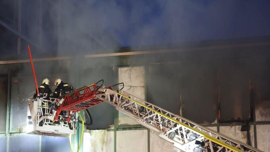 Kulissen in Flammen - Aussenlager des Ulmer Theaters brennt