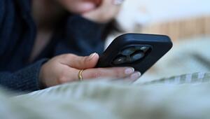 Junge Frau mit Smartphone