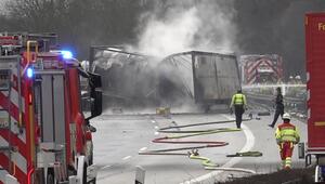 Lastwagen brennt auf A2 – Fahrer tot