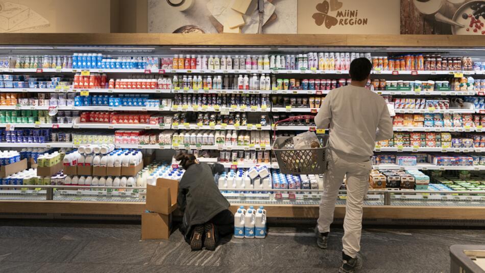 Symbolbild: Mann beim Einkaufen im Supermarkt