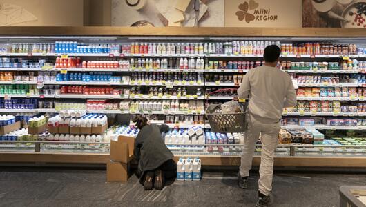 Symbolbild: Mann beim Einkaufen im Supermarkt