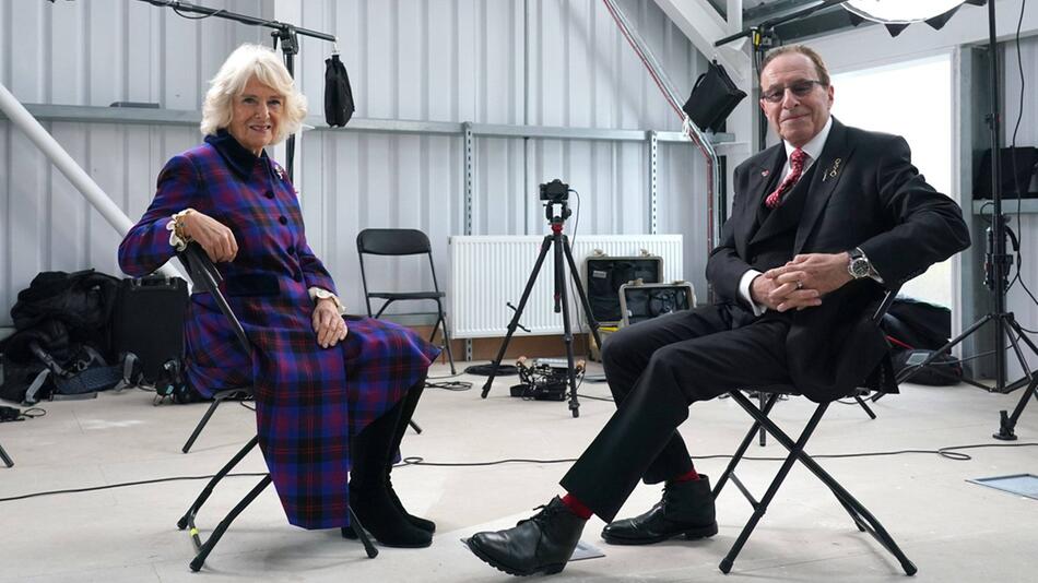 Königin Camilla mit Schriftsteller Peter James am Set der Serie "Grace".