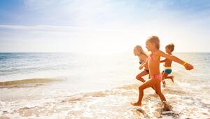Kinder rennen am Strand