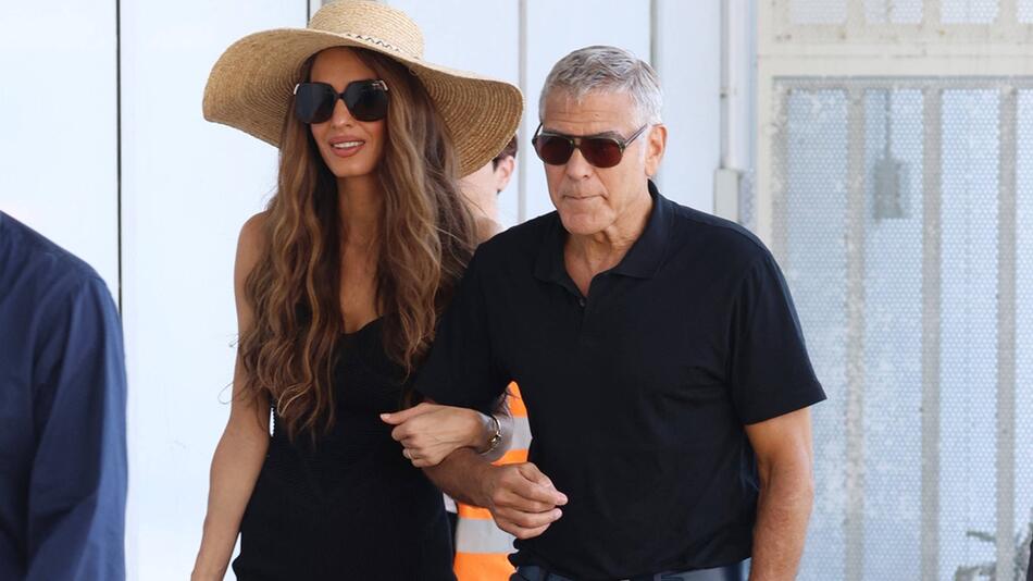 George und Amal Clooney beim Verlassen Venedigs am Flughafen der Stadt.
