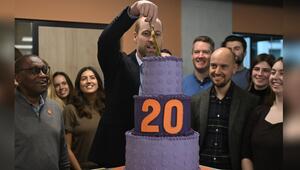 Prinz William wurde mit einer mehrstöckigen Torte überrascht.