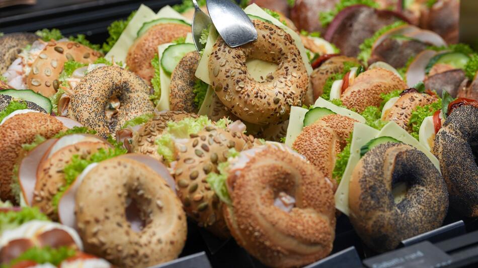 Belegte Backwaren liegen in der Auslage in einer Bäckerei