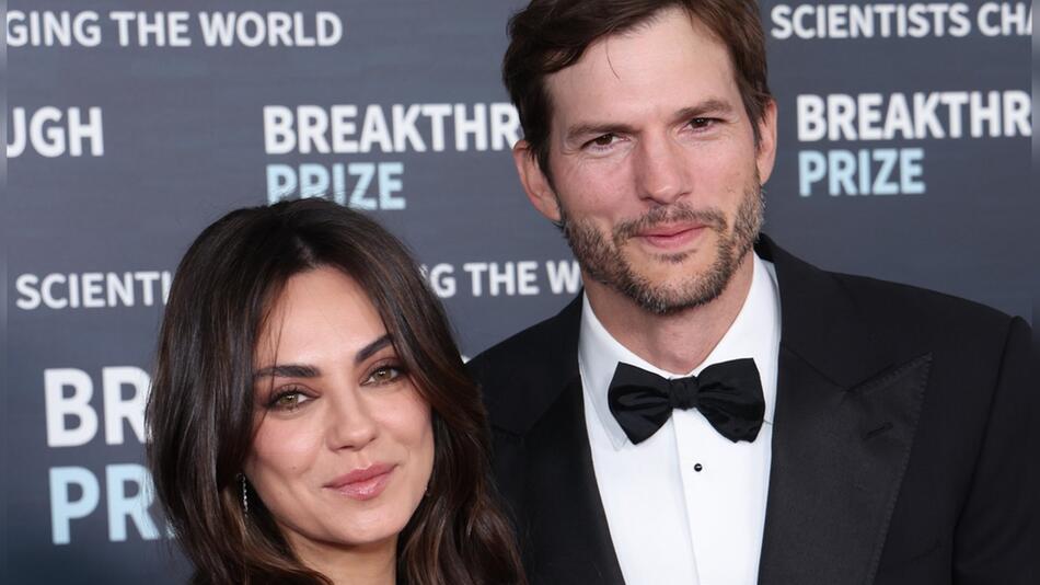 Nur selten zeigen sich die Schauspieler Ashton Kutcher und Mila Kunis als Paar vor der Kamera ...