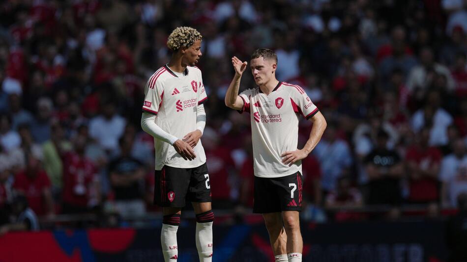 Hugo Ekitike (l) und Florian Wirtz