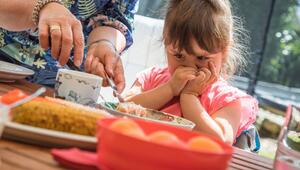Kind verzieht beim Essen das Gesicht