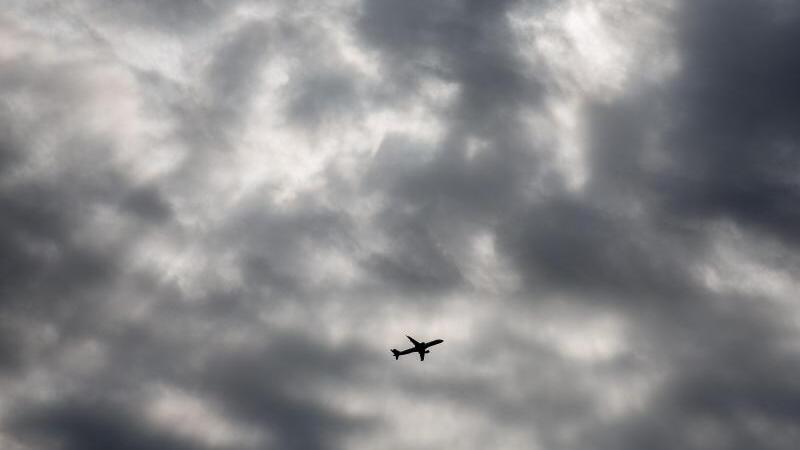 Flugzeug am Wolkenhimmel