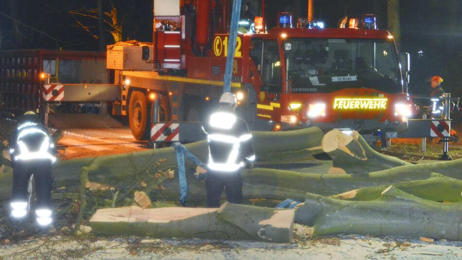 Starker Sturm beschäftigt Einsatzkräfte im Norden