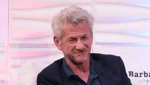 Sean Penn erhielt in Kiew einen symbolischen Oscar aus Stahl eines im Krieg beschädigten Zuges.