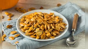 Kürbiskerne lieber nicht wegwerfen: Sie machen sich bestens als gesunder und leckerer Snack.