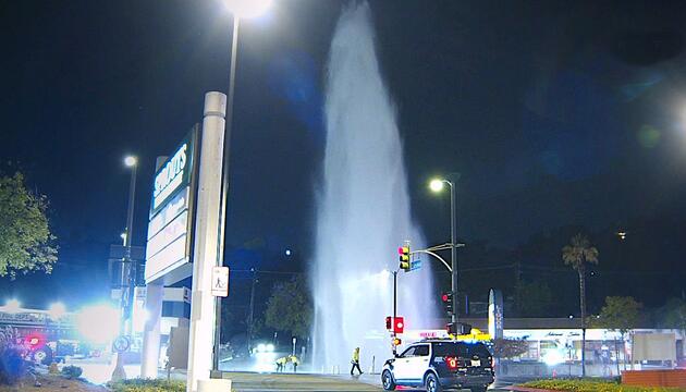 Verursacher beging Fahrerflucht: 20-Meter-Geysir schiesst aus Strasse in L.A.