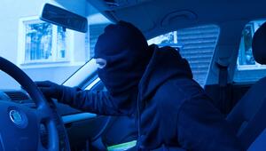 Ein Autodieb in einem Auto