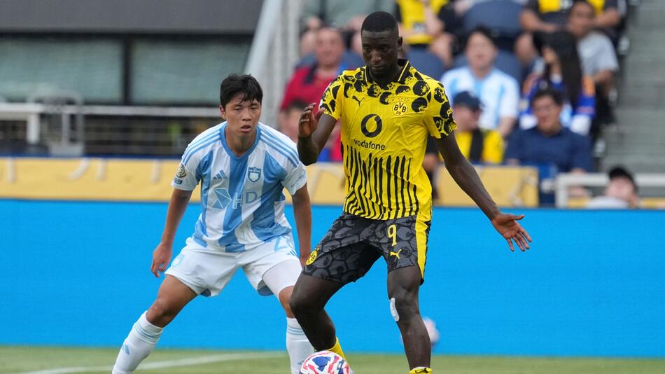 Serhou Guirassy (r) im Schwarz-Gelben Puma-Trikot.