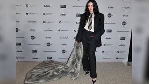 Sie kann auch ganz züchtig: Charli XCX bei der Premiere von "The Moment" beim Sundance Film ...