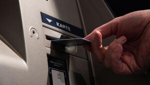 Ein Mann mit Karte an einen Bankautomaten
