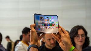 Apple iPhone Duo wird zugeklappt