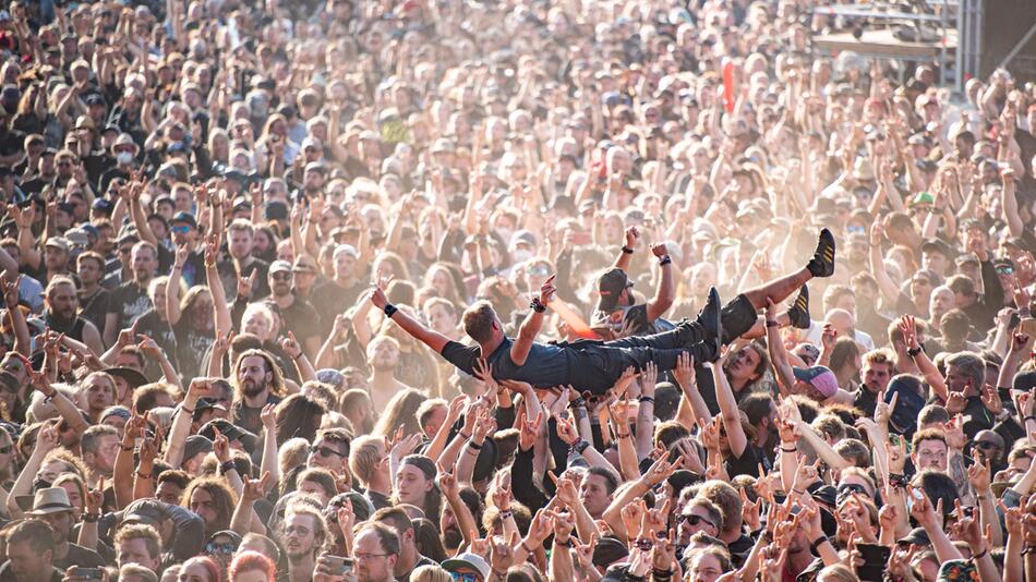 Ein Mann beim Crowdsurfen auf einem Festival