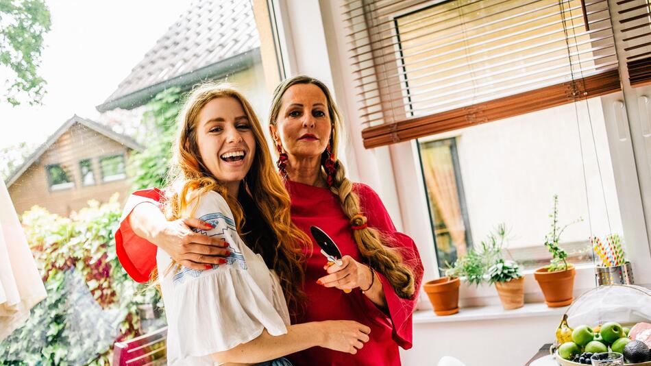 Eine Frau umarmt ihre Tochter