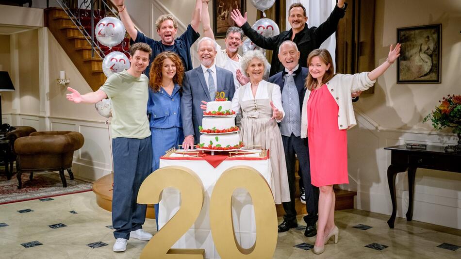 Vor 20 Jahren fiel die erste "Sturm der Liebe"-Klappe, das feiern (hinten von links): Peter ...