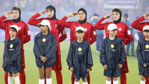 Beim Spiel gegen die Philippinen salutierten die iranischen Fussballerinnen bei der Hymne.