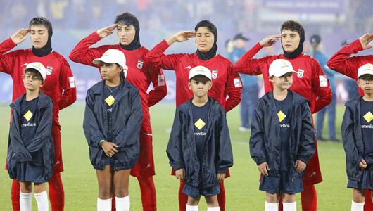 Beim Spiel gegen die Philippinen salutierten die iranischen Fussballerinnen bei der Hymne.